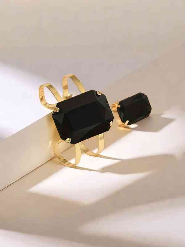 Gold-Tone Ring with Black Rectangular Gemstone – Modern Statement Cocktail Ring for Women